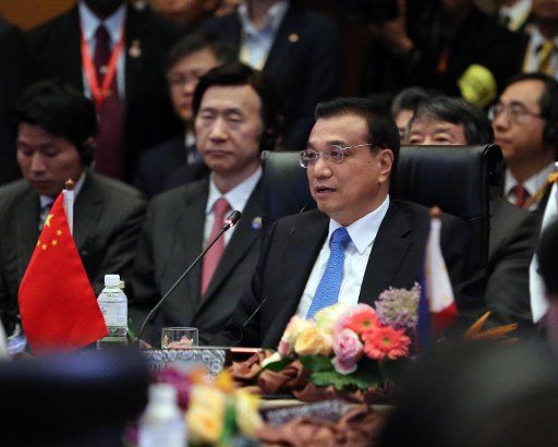 (151121) -- KUALA LUMPUR, Nov. 21, 2015 (Xinhua) -- Chinese Premier Li Keqiang (front) speaks at the 18th ASEAN-China, Japan and South Korea (10+3) leaders\