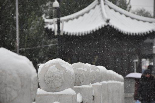 (151122) -- BEIJING, Nov. 22, 2015 (Xinhua) -- Photo taken on Nov. 22, 2015 shows snowfall at Baizhifang Bridge in Beijing, capital of China. Heavy snowfall hit a vast area of north China on Sunday, disrupting traffic in Beijing, Tianjin and Inner ...