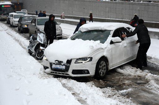 (151124) -- ZHENGZHOU, Nov. 24, 2015 (Xinhua) -- A car is stranded in snow in Zhengzhou, capital of central China\