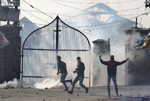 (151127) -- SRINAGAR, Nov. 27, 2015 (Xinhua) -- Kashmiri Muslim protesters prepare to throw stones at Indian police and paramilitary troopers amid tear gas during a protest in Srinagar, summer capital of Indian-controlled Kashmir, Nov. 27, 2015. ...