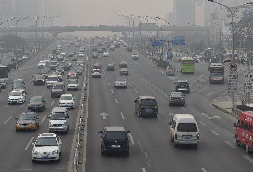 (151128) -- BEIJING, Nov. 28, 2015 (Xinhua) -- Motorcars run amid heavy smog in Beijing, capital of China, Nov. 28, 2015. Beijing was hit by heavy pollution on Saturday. (Xinhua\/Luo Xiaoguang) (lfj)