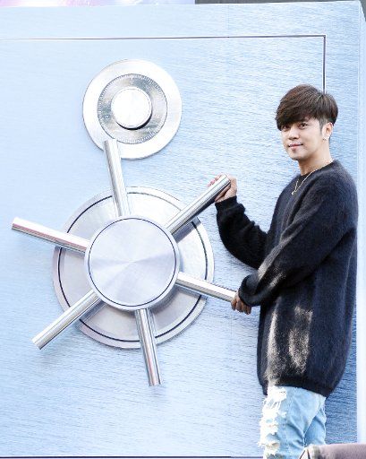 (151128) -- TAIPEI, Nov. 28, 2015 (Xinhua) -- Singer Show Lo attends an autograph session of his new album "Reality Show?" in Taipei, southeast China\