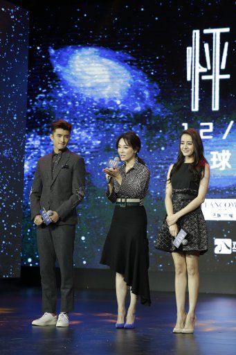 (151129) -- BEIJING, Nov. 29, 2015 (Xinhua) -- Cast members Zhang Yunlong, Chen Shu, Dilraba (from left to right), attend the premiere of movie "Fall in Love Like a Star" in Beijing, capital of China, Nov. 29, 2015. The movie will be screened on Dec....