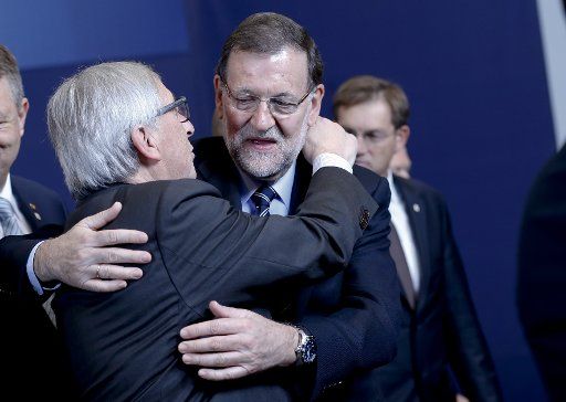 (151129) -- BRUSSELS, Nov. 29, 2015 (Xinhua) -- European Commission President Jean-Claude Juncker (L) and Spanish Prime Minister Mariano Rajoy hug during a photo session at the start of an EU-Turkey Summit in Brussels, Belgium, Nov. 29, 2015. (...