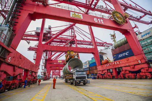 (160106) -- LIANYUNGANG, Jan. 6, 2016 (Xinhua) -- A crane loads cargo in a dock of Lianyungang Port, east China\