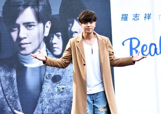 (160110) -- TAIPEI, Jan. 10, 2016 (Xinhua) -- Singer Show Lo attends an autograph session of his new album "Reality Show?" in Taipei, southeast China\