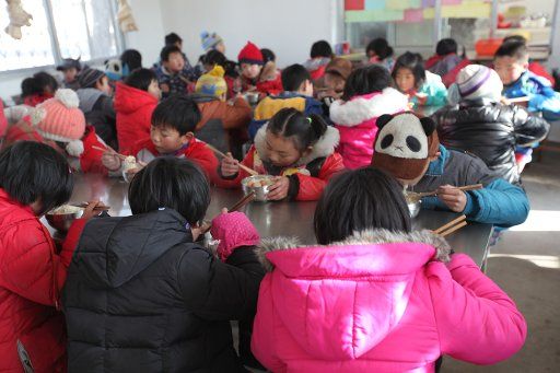 (160119) -- LINYI, Jan. 19, 2016 (Xinhua) -- Pupils eat warm lunch at a dinning room of a primary school in Dongjiazhuang village, Pingyi county, Linyi city, east China\