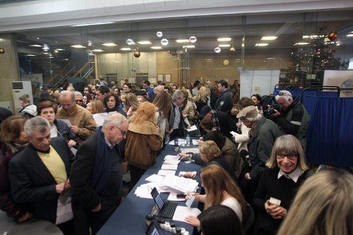 (151220) -- ATHENS, Dec. 20, 2015 (Xinhua) -- Party members of New Democracy (ND) party wait to cast their votes at a polling station in Athens, capital of Greece, on Dec. 20,2015. Greece\
