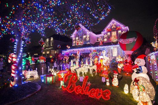 (151224) -- TORONTO, Dec. 24, 2015 (Xinhua) -- People watch Christmas decorations and lights in Toronto, Canada, Dec. 23, 2015. With lots of Chirstmas lights and decorations made by home owners, Toronto turned into a winter wonderland during holiday ...