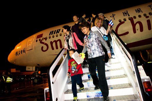 (151228) -- HAVANA, Dec. 28, 2015 (Xinhua) -- Passengers step down the first flight from China\