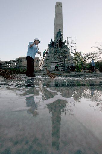 (151229) -- MANILA, Dec. 29, 2015 (Xinhua) -- A worker cleans the monument of Philippine national hero Jose Rizal for tomorrow\
