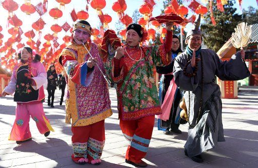 (160201) -- BEIJING, Feb. 1, 2016 (Xinhua) -- Folk artists rehearse for a upcoming temple fair to celebrate the Chinese Lunar New Year, or the Spring Festival, in Beijing, capital of China, Feb. 1, 2016. (Xinhua\/Li Jundong) (cxy)