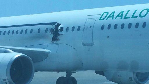 (160203) -- MOGADISHU, Feb. 3, 2016 (Xinhua) -- Photo taken on Feb. 2, 2016 shows the damage caused by an explosion on an aircraft after its emergency landing at Mogadishu\