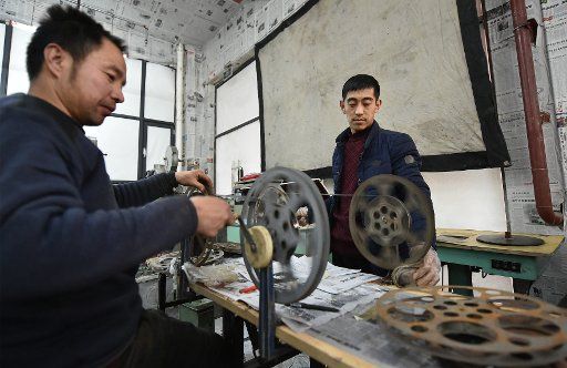 (160204) -- XIAOYI, Feb. 4, 2016 (Xinhua) -- Workers rewind films of old movies in Xiaoyi City, north China\