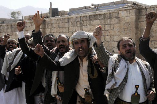 (160204)-- SANAA, Feb. 4, 2016(Xinhua)-- Yemeni tribesmen shout slogans as they take part in a tribal rally staged to show support for the Houthi and Saleh forces at the time other forces backed by the Saudi-led coalition close to Sanaa, at Sanaa, ...
