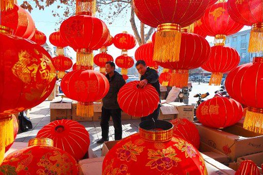 (160206) -- WEIFANG, Feb. 6, 2016 (Xinhua) -- Residents purchase red lanterns at a market in Qingzhou Cityk, east China\