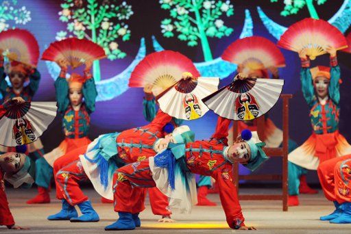 (160206)-- SINGAPORE, Feb. 6, 2016(Xinhua)-- Young dancers of Singapore\