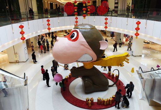 (160212) -- HARBIN, Feb. 12, 2016 (Xinhua) -- People visit an indoor park in new year in Harbin, capital city of northeast China\