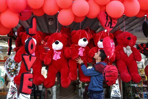 (160214) -- GAZA, Feb. 14, 2016 (Xinhua) -- A Palestinian vendor displays red teddy bears as gifts for Valentine\