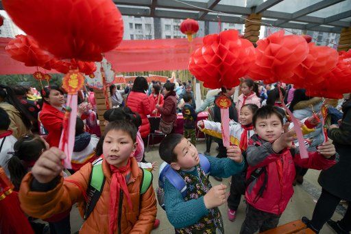 (160219) -- HEFEI, Feb. 19, 2016 (Xinhua) -- Chidren guess lantern riddles at Binhuhuiyuan community in Hefei, east China\