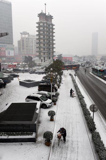 (160122) -- ZHENGZHOU, Jan. 22, 2016 (Xinhua) -- Photo taken on Jan. 22, 2016 shows the snow scenery of Zhengzhou, capital city of central China\