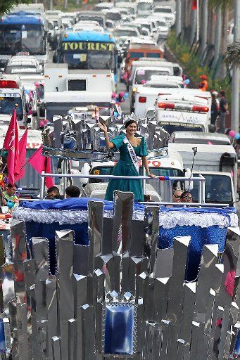 (160125) -- MANILA, Jan. 25, 2016 (Xinhua) -- Miss Universe 2015 Pia Alonzo Wurtzbach of the Philippines waves during her grand homecoming parade in Manila, the Philippines, Jan. 25, 2016. Wurtzbach was crowned Miss Universe last month in a drama-...