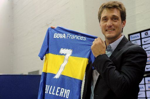 (160303) -- BUENOS AIRES, March 3, 2016 (Xinhua) -- Guillermo Barros Schelotto holds the shirt of Boca Juniors soccer club during his presentation as new head coach of the team, in Buenos Aires, Argentina, on March 2, 2016. Guillermo Barros ...