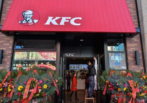 (160308) -- LHASA, March 8, 2016 (Xinhua) -- Kentucky Fried Chicken (KFC) opens its first chain store in Lhasa, capital of southwest China\