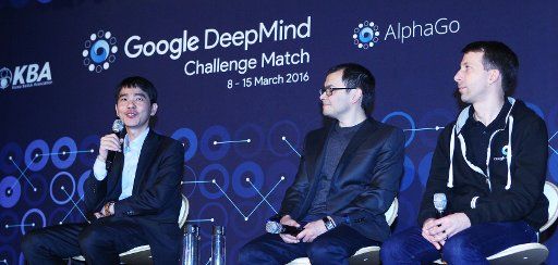 (160313) -- SEOUL, March 13, 2016 (Xinhua) -- South Korean professional Go player Lee Sedol (L), Demis Hassabis(C), the CEO of Google\
