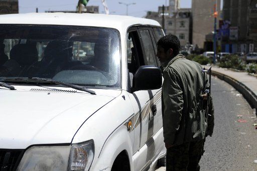 (160314) -- SANAA, March 14, 2016 (Xinhua) -- Security personnel checks a vehicle in Sanaa, Yemen, March 14, 2016. Yemen\