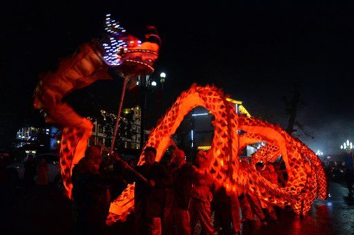 (160221) -- NANCHANG, Feb. 21, 2016 (Xinhua) -- Villagers perform dragon dance in Taiping Township of Nanchang, east China\