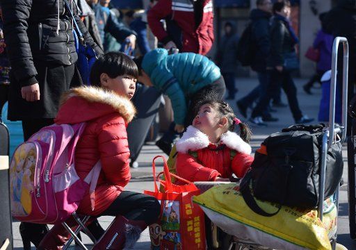 (160223) -- BEIJING, Feb. 23, 2016 (Xinhua) -- Passengers wait outside Beijing Railway Station in Beijing, capital of China, Feb. 23, 2016. Beijing saw a passenger return peak after the Spring Festival holiday. (Xinhua\/Li Wen) (cxy)