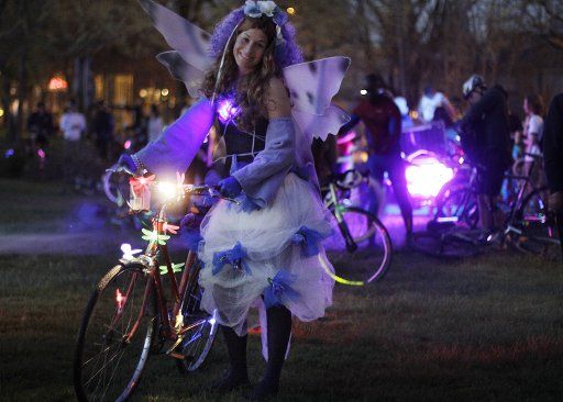 (160402) -- VANCOUVER, April 2, 2016 (Xinhua) -- A participant with costume attends the annual bike rave party in Vancouver, Canada, April 1, 2016. Around a thousand cyclists of different ages joined the annual Vancouver bike rave party with their ...