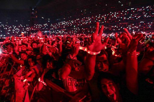 (160406) -- LIMA, April 6, 2016 (Xinhua) -- Fans react during a concert of British rock band Coldplay, at the National Stadium, in Lima, Peru, on the first hours of April 6, 2016. Coldplay played in Lima as part of the "A head full of dreams" tour. (...