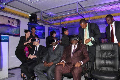 (160414) -- WINDHOEK, April 14 (Xinhua) -- Namibian President Hage Geingob (R, front) and guests test VR devices using 4.5G in capital Windhoek, Namibia on April 14, 2016. The Chinese company Huawei Technologies in conjunction with Namibia\