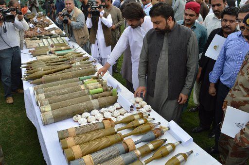 (160415) -- QUETTA, April 15, 2016 (Xinhua) -- Pakistani security personnel display seized weapons and ammunition in southwest Pakistan\
