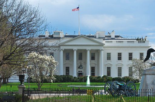(160317) -- WASHINGTON D.C., March 17, 2016 (Xinhua) -- Fountain on the north side of White House is dyed green for St. Patrick\