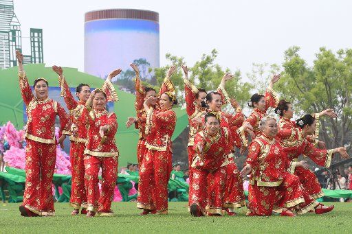 (160429) -- TANGSHAN, April 29, 2016 (Xinhua) -- Actresses perform during the opening ceremony of the Tangshan World Horticultural Exposition 2016 in Tangshan City, north China\