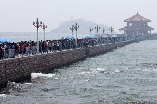 (160430) -- QINGDAO, April 30, 2016 (Xinhua) -- Tourists visit the Zhanqiao Pier in Qingdao, a coastal city in east China\