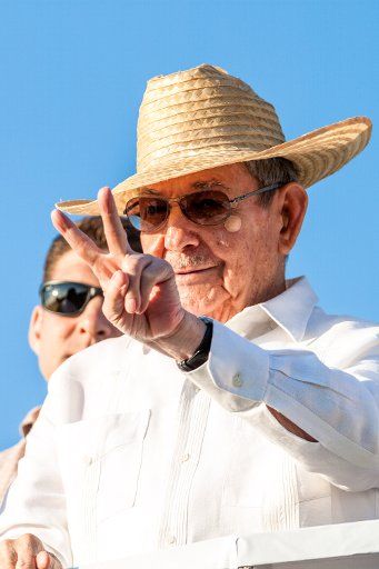 (160501) -- HAVANA, May 1, 2016 (Xinhua) -- Cuban leader Raul Castro watches parade in Revolutionary Square in Havana, Cuba, on May 1, 2016. More the 500,000 locals and foreigners took part in Cuba\