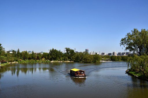 (160418) -- JINAN, April 18, 2016 (Xinhua) -- Photo taken on April 18, 2016 shows the clear sky over the Daming Lake in Jinan, capital of east China\