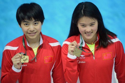 (160422) -- KAZAN, April 22, 2016 (Xinhua) -- Gold medalists Liu Huixia and Chen Ruolin of China (L-R) pose during awarding ceremony for women\