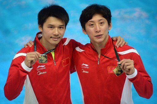 (160422) -- KAZAN, April 22, 2016 (Xinhua) -- Gold medalists Chen Aisen and Lin Yue of China (L-R) pose during awarding ceremony for men\