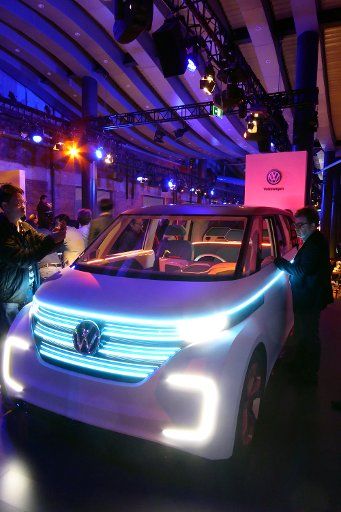 (160425) -- BEIJING, April 25, 2016 (Xinhua) -- People watch a pure electric concept car produced by Volkswagen during the Media Night held by the Volkswagen in Beijing, capital of China, April 24, 2016. The Volkswagen held on Sunday the Media ...