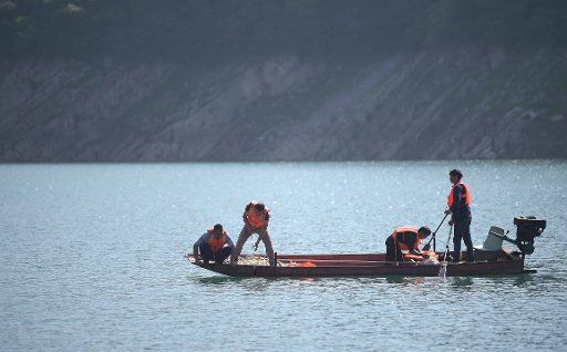 (160605) -- GUANGYUAN, June 5, 2016 (Xinhua) -- Rescuers search for missing people in Bailong Lake of Guangyuan, southwest China\