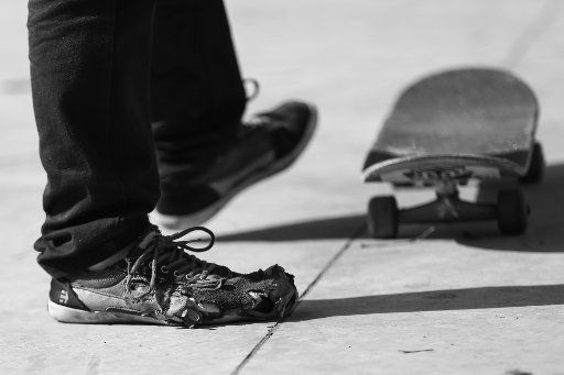 (160605) -- BOGOTA, June 5, 2016 (Xinhua) -- A skater prepares to perform a somersault at Santander Square in Bogota, capital of Colombia, on June 4, 2016. (Xinhua\/Juan Paez\/COLPRENSA) (jp) (fnc)
