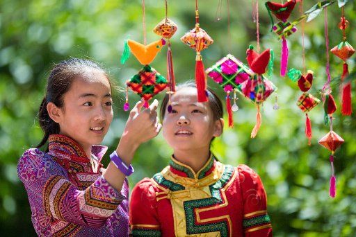 (160607) -- HOHHOT, June 7, 2016 (Xinhua) -- Pupils of the Ethnic Experiment Primary School appreciate sachets shaped like Zongzi, glutinous rice dumpling wrapped in bamboo or reed leaves, to greet the incoming Dragon Boat Festival in Hohhot, ...