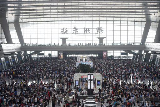 (160608) -- HANGZHOU, June 8, 2016 (Xinhua) -- Passengers wait for the train at the railway station in Hangzhou, east China\