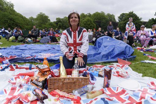 (160612) -- LONDON, June 12, 2016 (Xinhua) -- People celebrate Queen Elizabeth II\