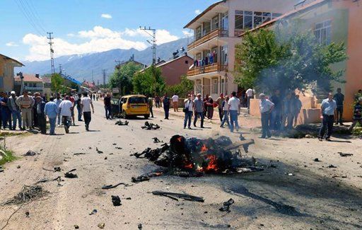(160613) -- ANKARA, June 13, 2016 (Xinhua) -- Photo taken on June 13, 2016, shows the site of a car bombing in the Ovacik district of Tunceli province, eastern Turkey. Nine people were wounded in a car bombing near a courthouse in the eastern ...